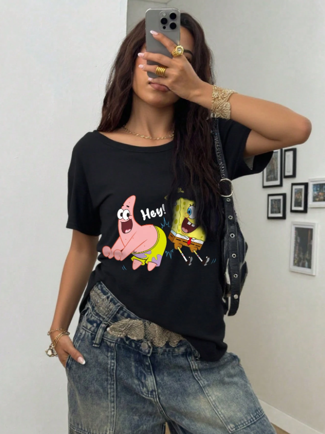 SpongeBob SquarePants | SHEIN Camiseta negra de manga corta, cuello redondo, de corte holgado con lindo estampado de dibujos animados y letras, para mujer