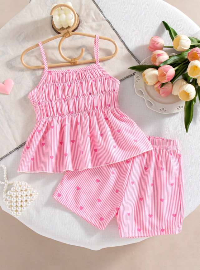 Set de 2 piezas de top de tirantes y shorts de cintura elástica con estampado de corazón a rayas para niñas