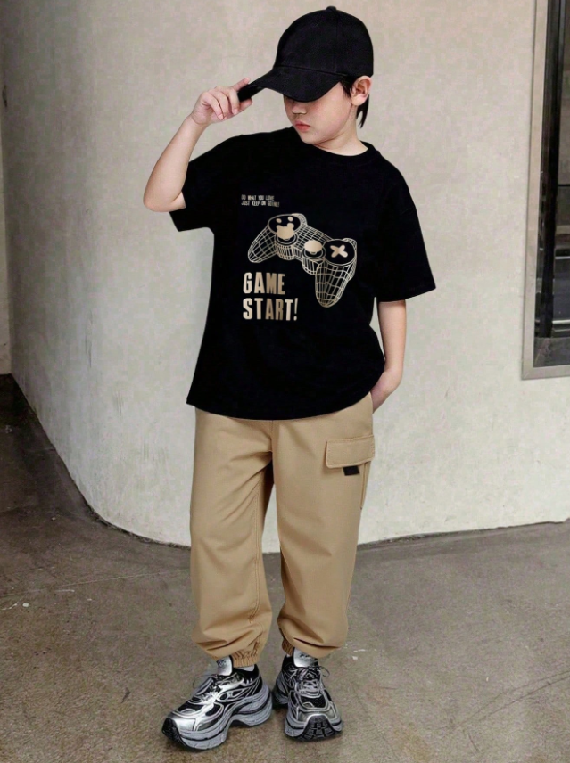 SHEIN Mirajuku 2 piezas Conjunto casual de niño con camiseta de manga corta negra estampada