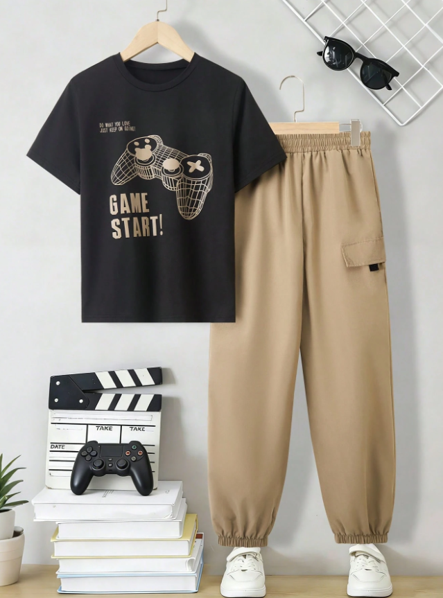 SHEIN Mirajuku 2 piezas Conjunto casual de niño con camiseta de manga corta negra estampada